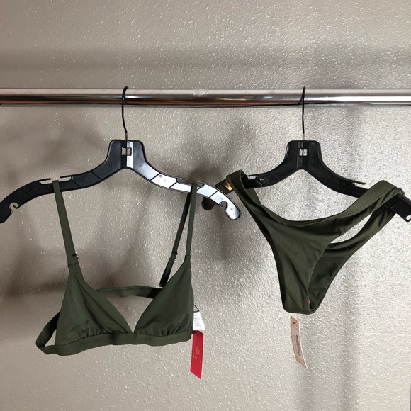 Bikini - Picture 1 of 5